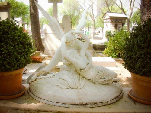 The lovers, in a cemetery in Paris